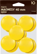 Idealne rozwiązanie do organizacji dokumentów Magnes Grand, 40mm, 10 sztuk, żółty to doskonałe rozwiązanie dla osób, które potrzebują skutecznych i trwałych magnesów do umieszczania notatek lub wiadomości na powierzchniach magnetycznych. Wykonane z wysokiej jakości materiałów magnesy są nie tylko trwałe, ale także zapewniają maksymalną przyczepność. Ich średnica wynosząca 40 mm pozwala na wygodne umieszczanie notatek czy dokumentów na tablicach, gablotach czy szafkach. Magnesy Grand to idealne rozwiązanie dla osób organizujących swoje życie lub szukających skutecznego sposobu na systematyzowanie dokumentów w biurze. W opakowaniu znajduje się aż 10 sztuk magnesów. Kolor żółty nadaje magnesom estetycznego wyglądu i pozwala na łatwe ich zauważenie.  Mocne, trwałe i skuteczne narzędzie organizacyjne do codziennego użytku  Magnes Grand, 40mm, 10 sztuk, żółty to produkt doskonałej jakości, który spełni oczekiwania nawet najbardziej wymagających klientów. Łączą w sobie trwałość, skuteczność oraz funkcjonalność, ułatwiając codzienne korzystanie z powierzchni magnetycznych i zapewniając organizację dokumentów oraz notatek w prosty i przystępny sposób. Wybierz Magnes Grand i ciesz się maksymalnym wygodą oraz funkcjonalnością!