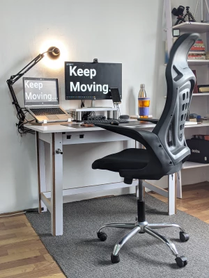 ergonomiczne krzesło przy biurku