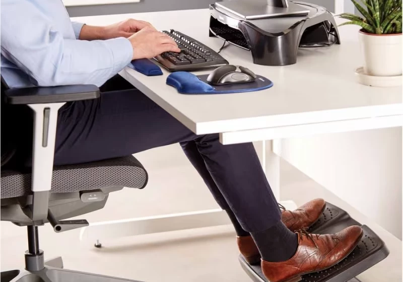 Podnóżek biurowy -czy warto i jaki wybrać podnóżek pod biurko?