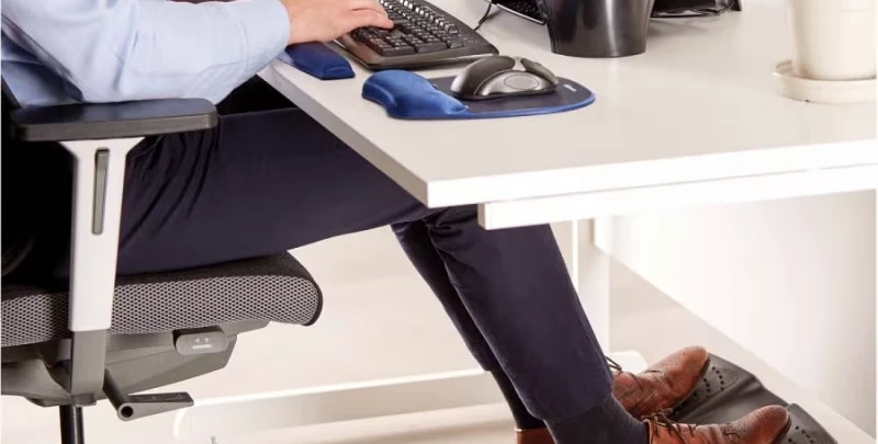 Podnóżek biurowy -czy warto i jaki wybrać podnóżek pod biurko?