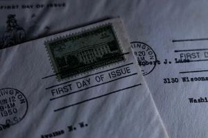 Gdzie przykleić znaczek pocztowy na kopercie