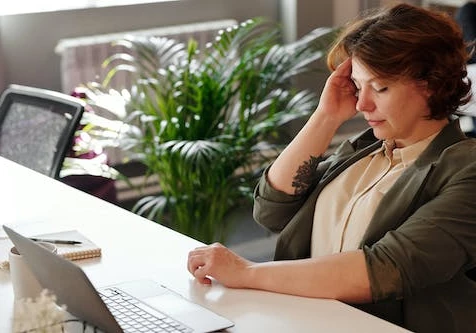 Najczęstsze choroby zawodowe pracowników biurowych - jak im przeciwdziałać?