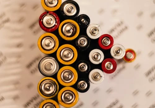 Baterie a akumulatorki - co sprawdzi się lepiej w biurze? 