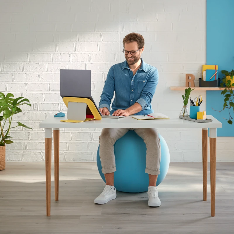 piłka do siedzenia zamiast krzesła biurowego