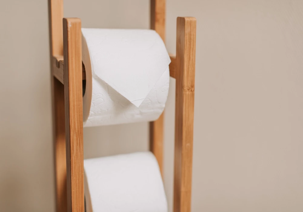 Stojak na papier toaletowy czy dozownik - co wybrać?