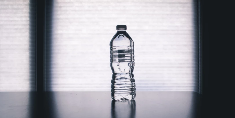 Czy woda w butelce może się zepsuć?