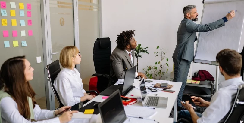 Jak zorganizować efektywne spotkanie w biurze?