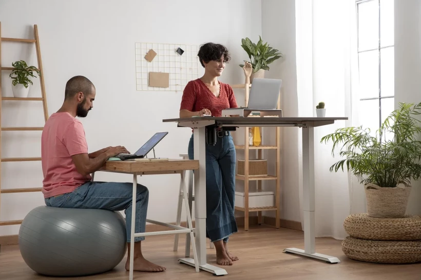 Jak ustawić monitor i biurko by zadać o optymalną posturę? 