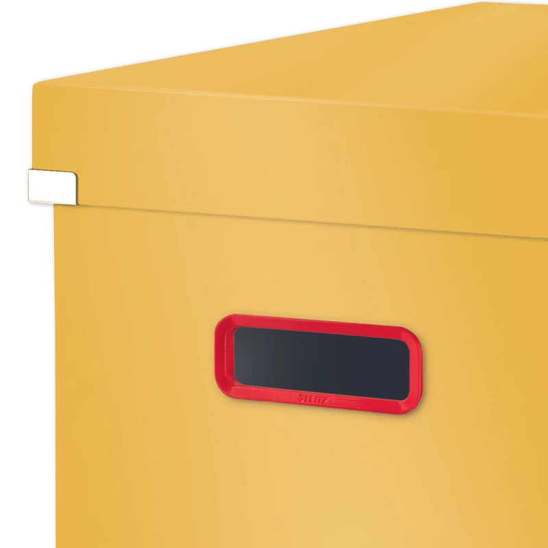 żółty pojemnik ze zbliżeniem na czerwony uchwyt na palec
