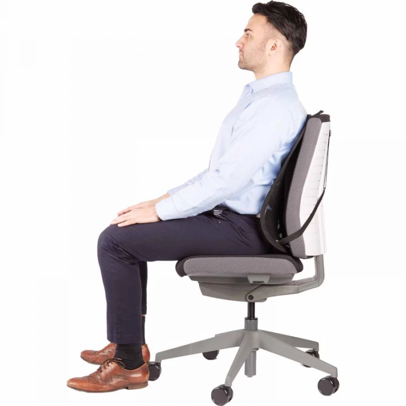 Mężczyzna opierający się o podpórkę Fellowes Office Suites na krześle